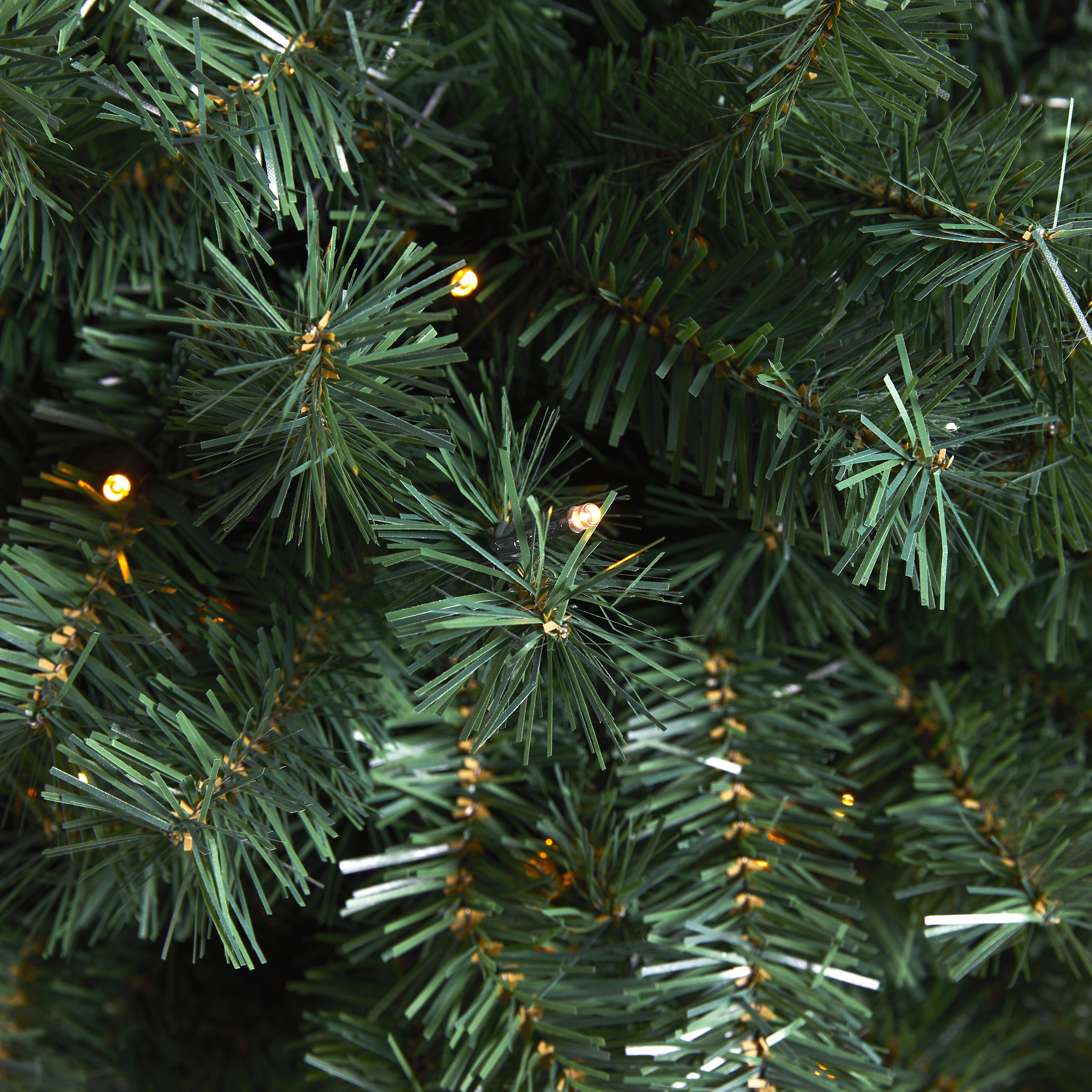 Kunstigt Juletræ kugleformet i potte, højde 70 cm, 120 LED lys. 230 volt NORDIC WINTER