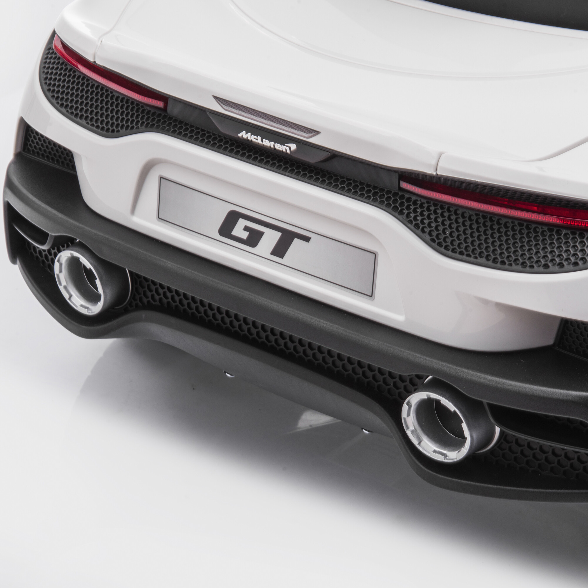 Elbil McLaren GT 12V4,5AH, EVA-hjul, BT, vit NORDIC PLAY