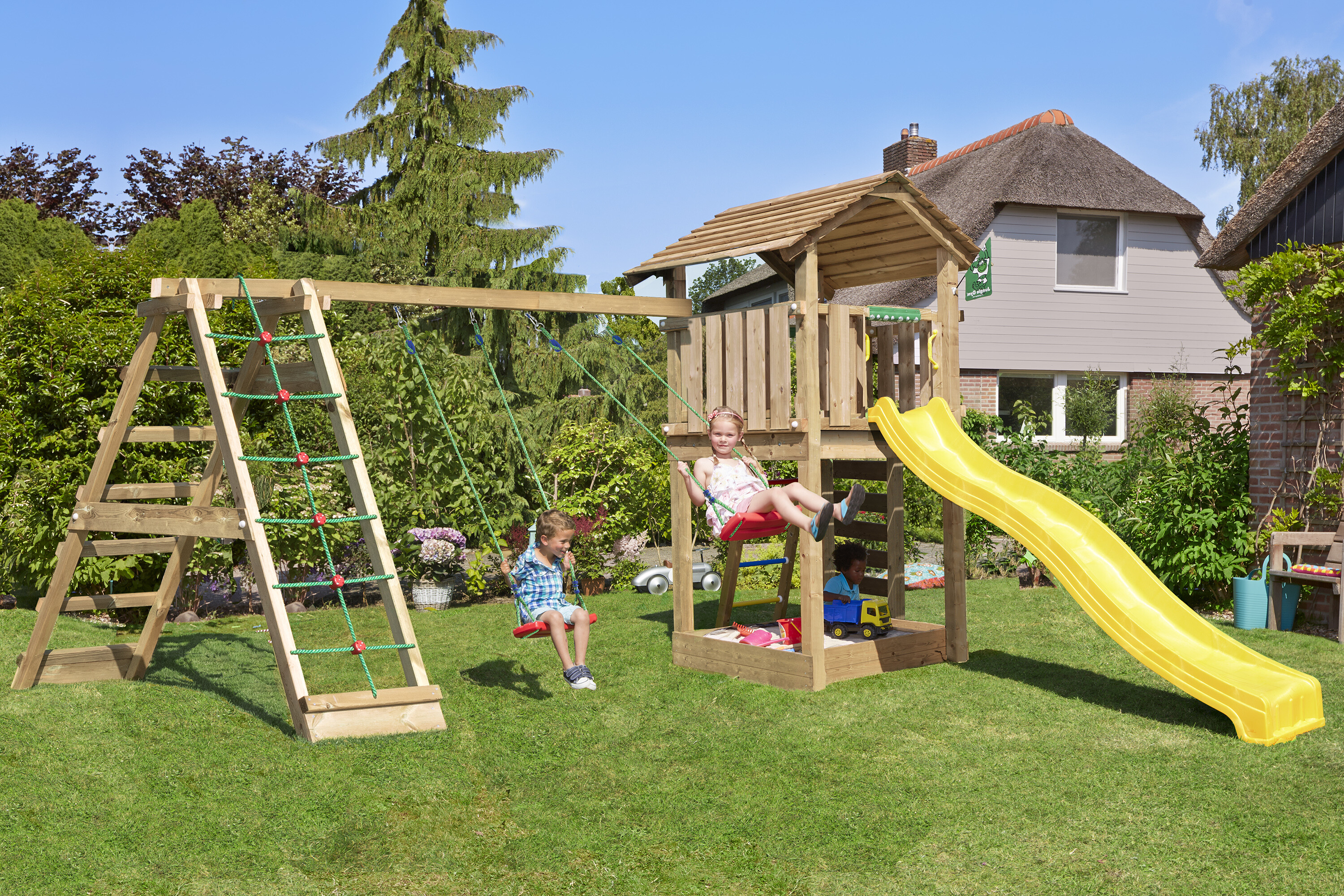 Legetårn Jungle Gym Cottage 2.1 m/2-Climb Modul 220 og gul rutschebane