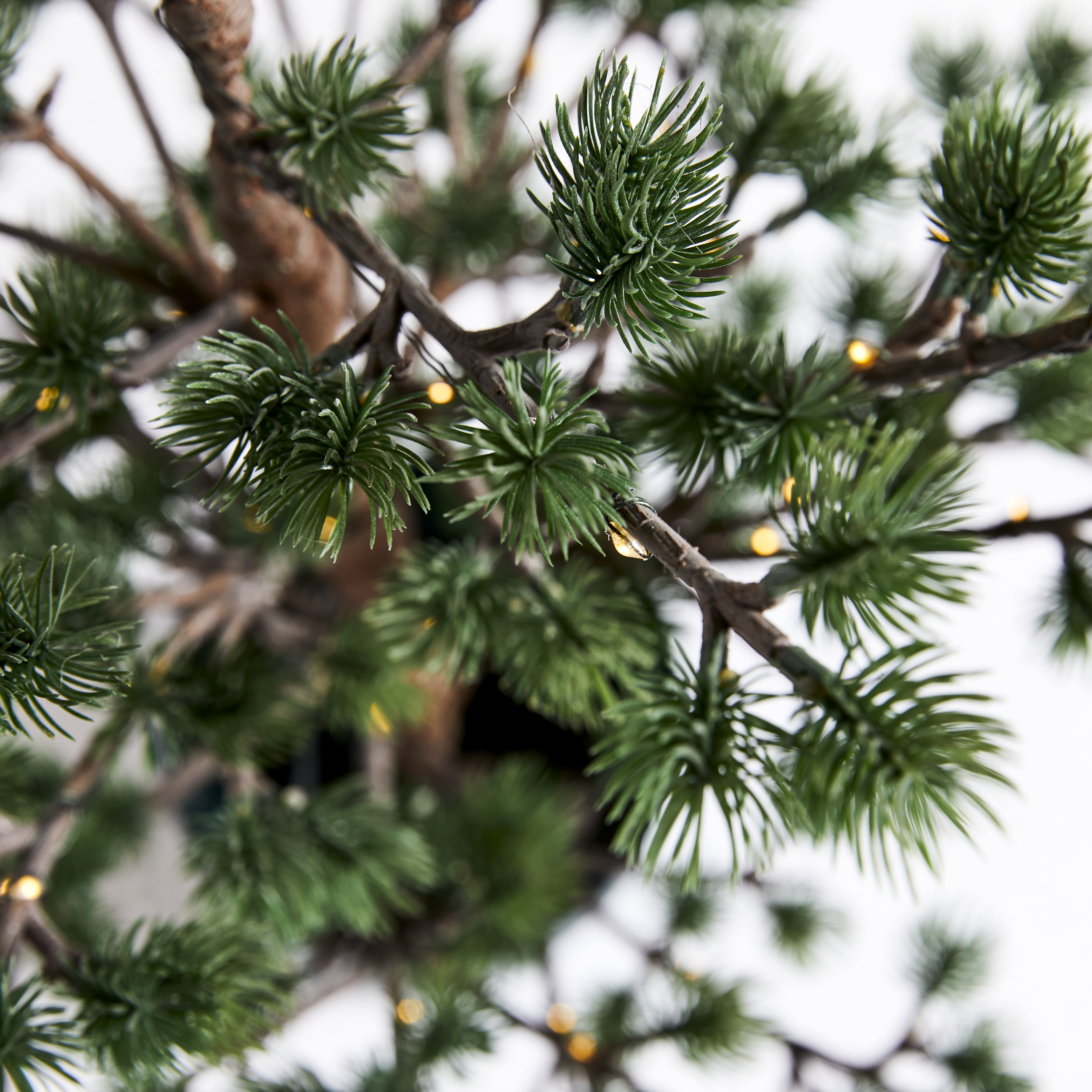 Kunstigt lærketræ i potte, højde 90 cm, 80 LED lys og batteriboks med timer NORDIC WINTER