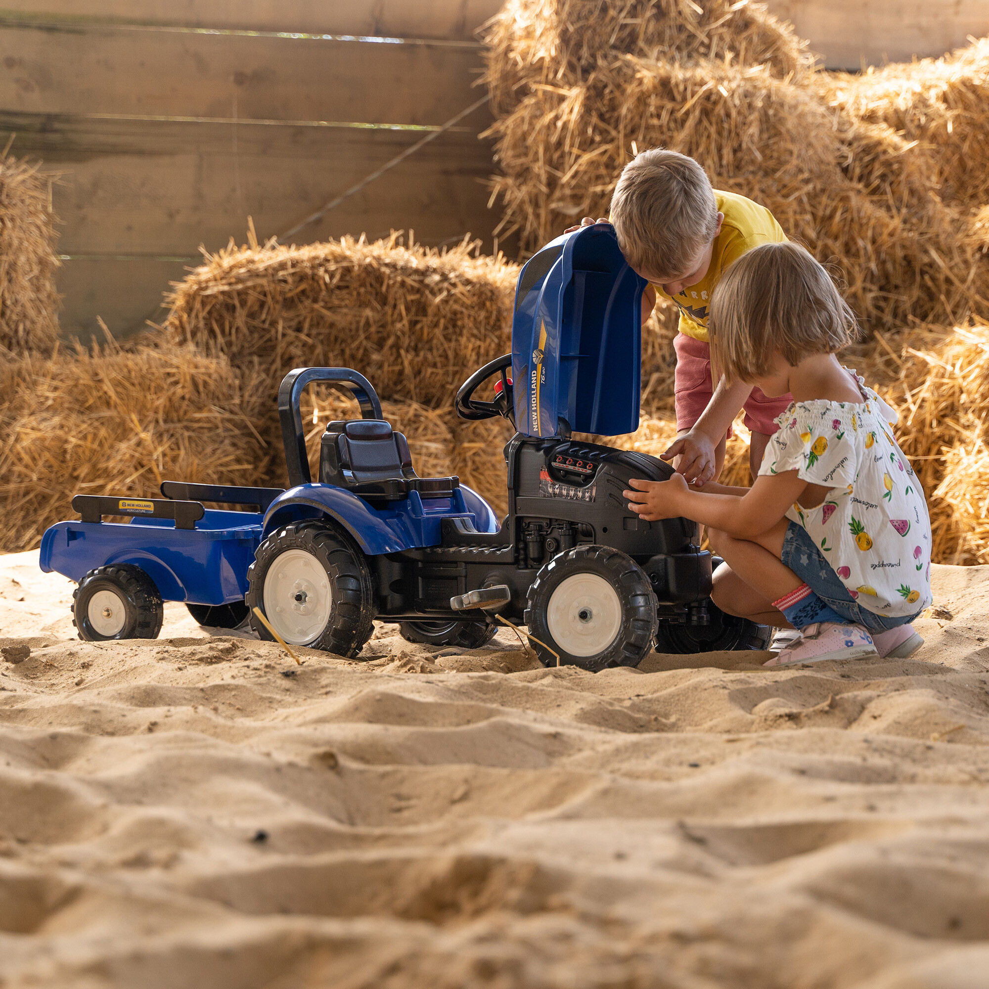 Traktor med vogn FALK New Holland