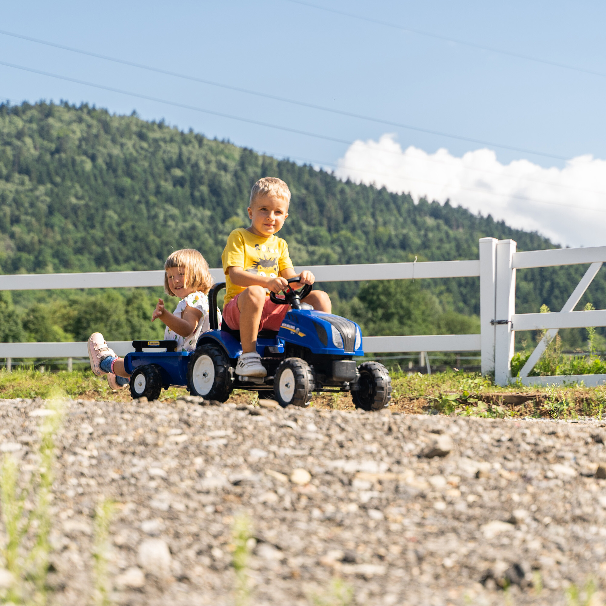 Traktor med vogn FALK New Holland