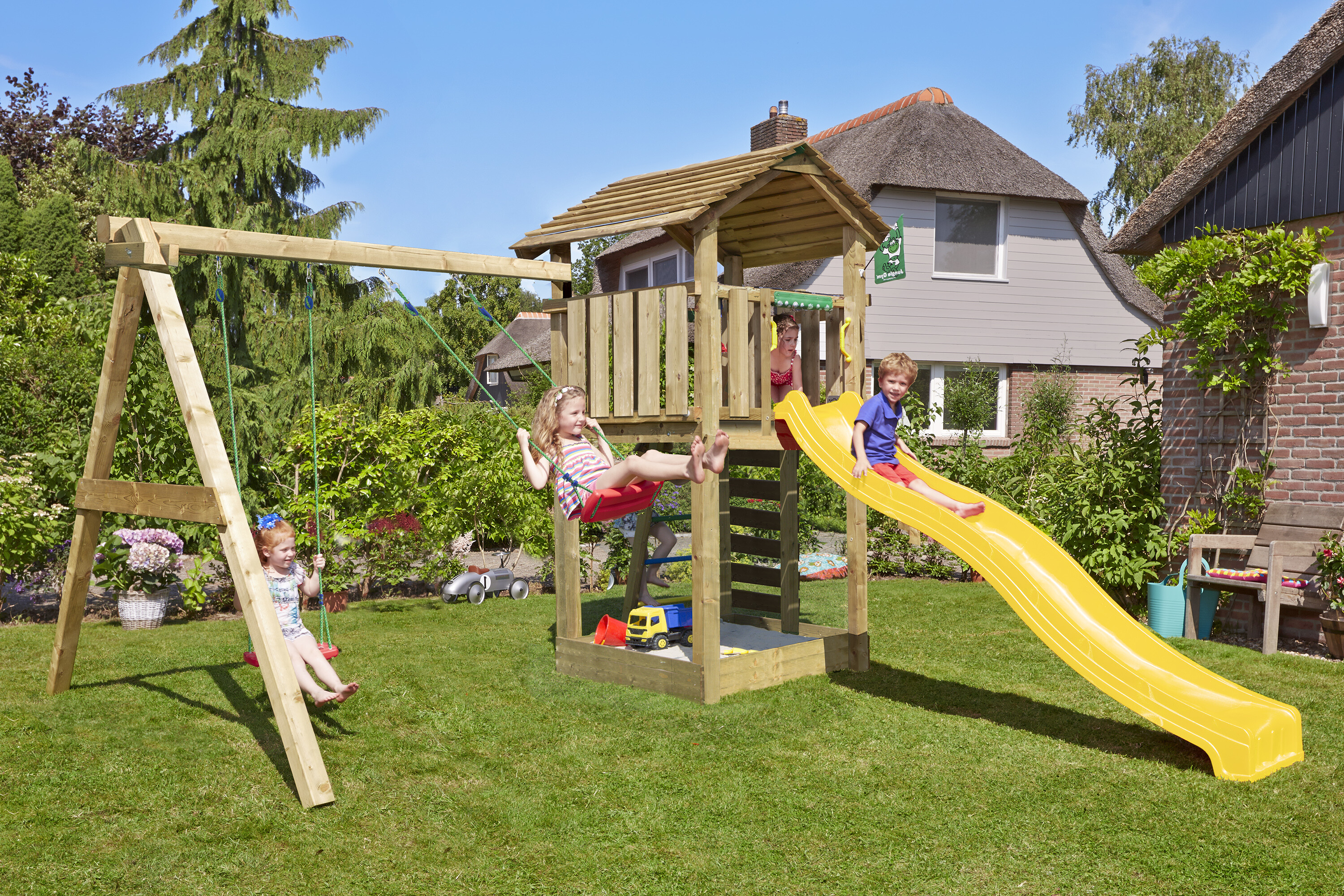 Legetårn Jungle Gym Cottage 2.1 m/2-Swing Modul 220 og gul rutschebane