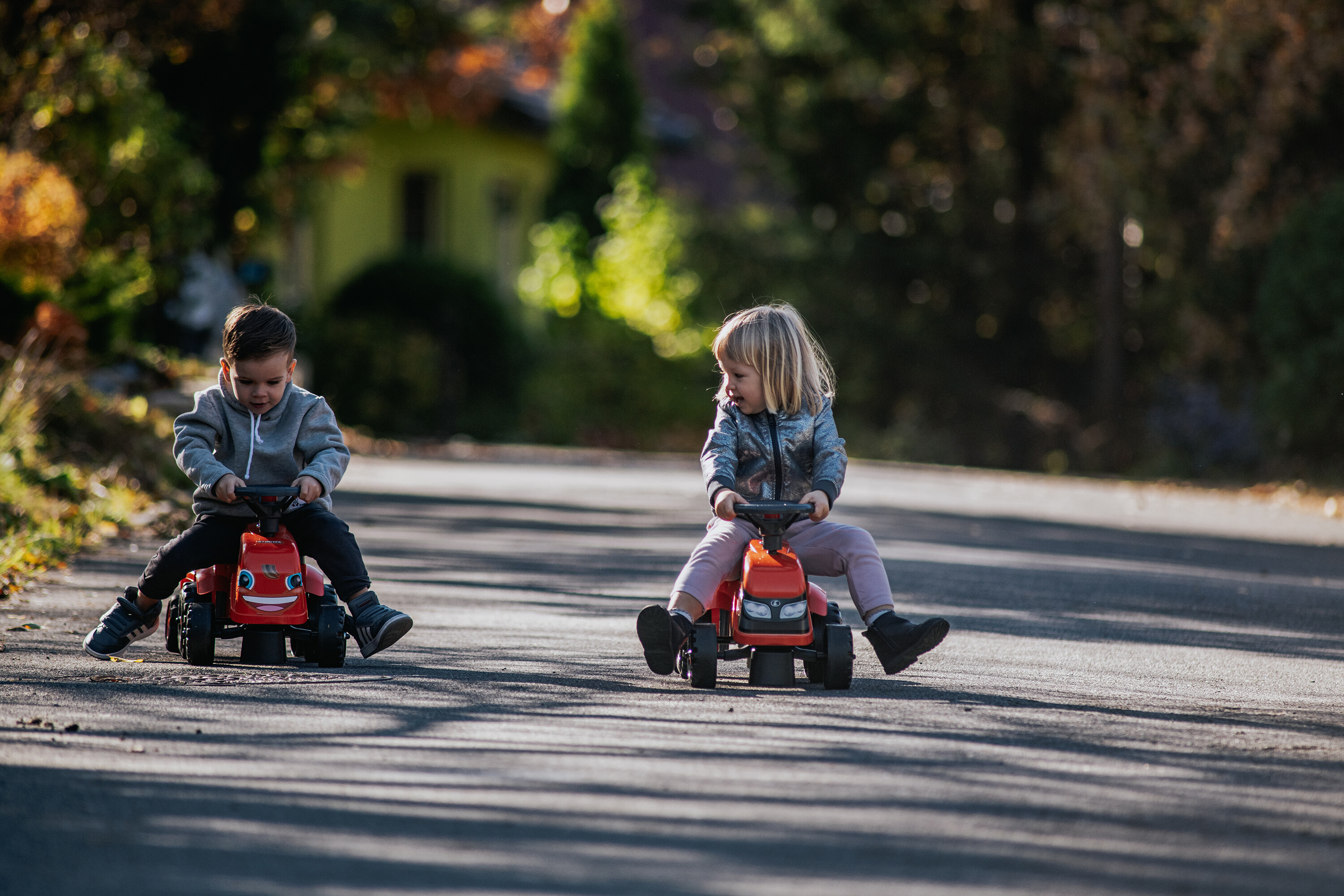 Traktor med trailer, kratta och skyffel Baby Kubota FALK