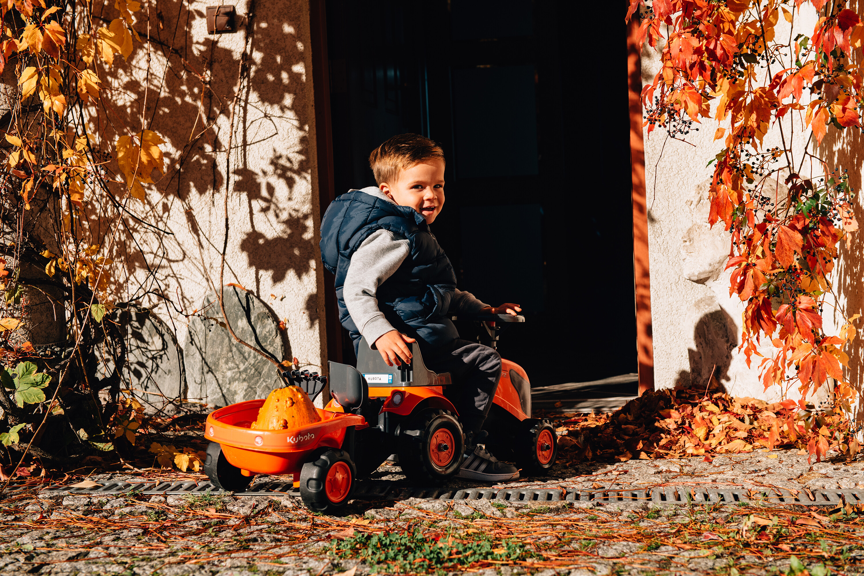 Traktor med trailer, kratta och skyffel Baby Kubota FALK