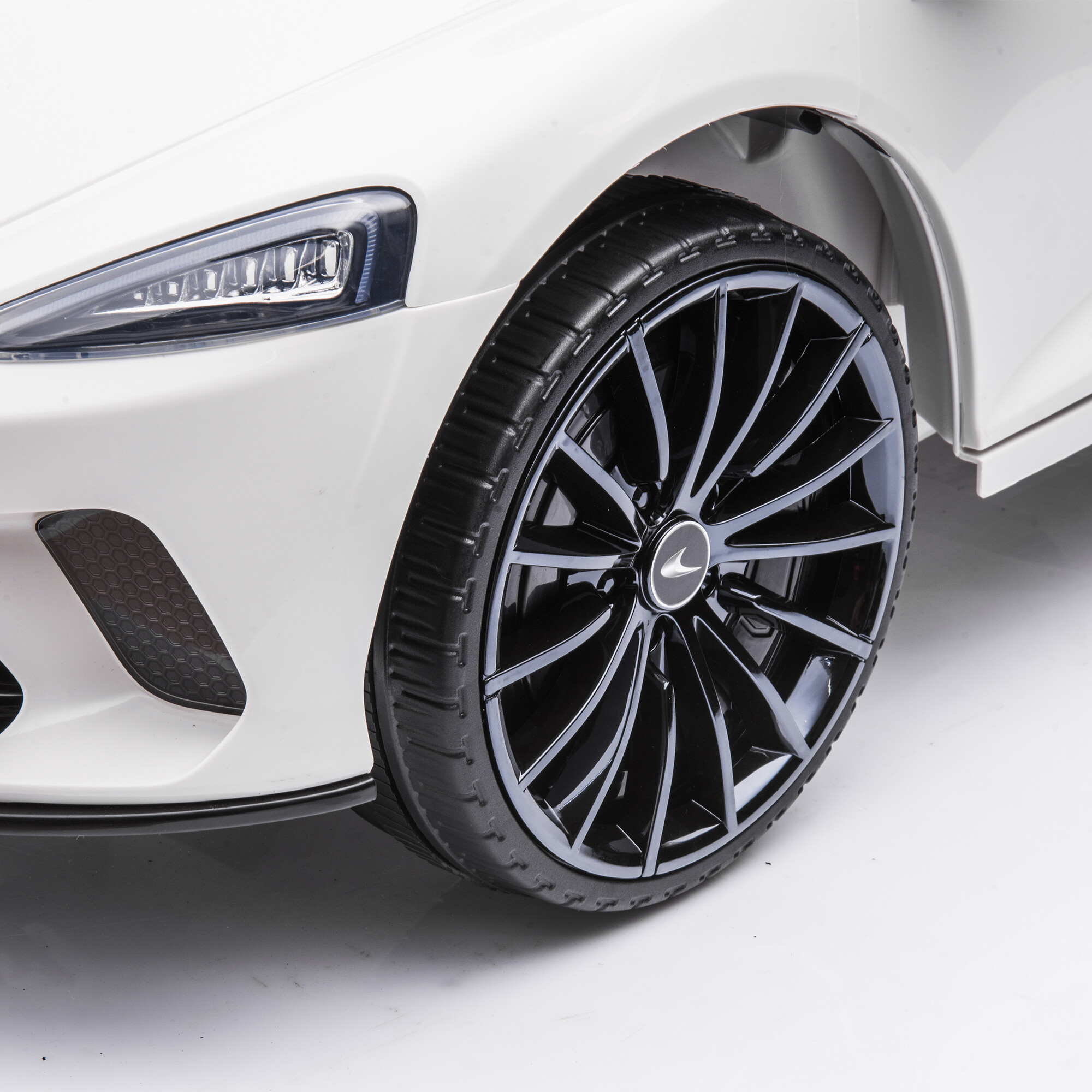 Elbil McLaren GT 12V4,5AH, EVA-hjul, BT, vit NORDIC PLAY