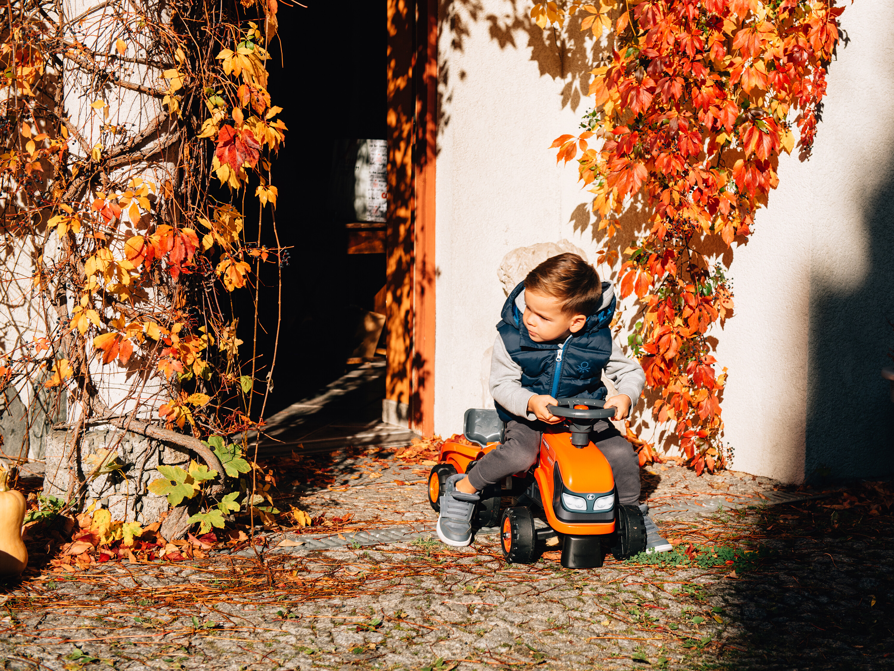 Traktor med trailer, kratta och skyffel Baby Kubota FALK