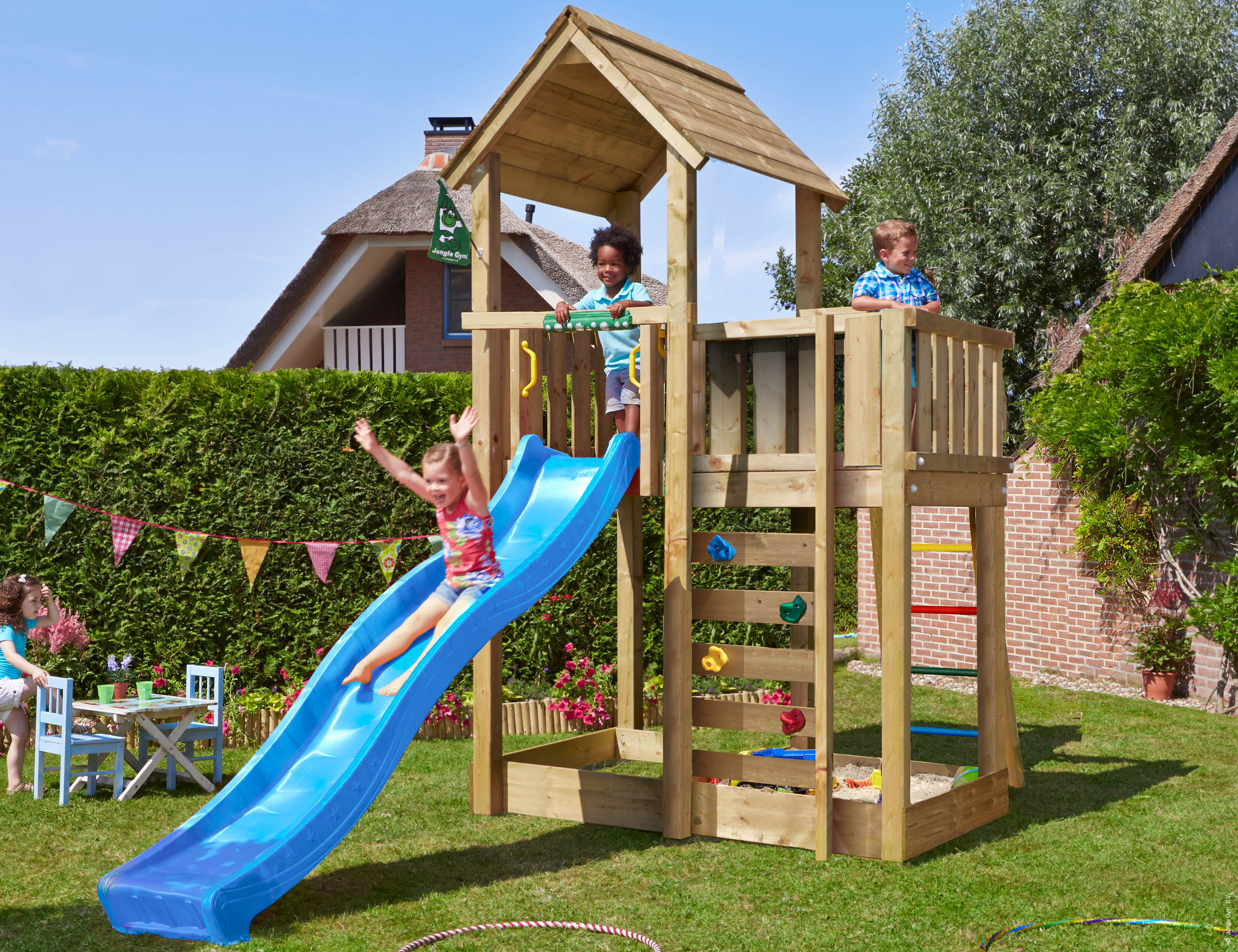 Legetårn Jungle Gym Mansion 2.1 m/blå rutsjebane og 120 kg sand