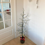 Kunstigt lærketræ i potte 120 cm med sne, lys og batteri med timer