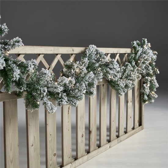 Kunstig granguirlande 270 cm med sne og lys NORDIC WINTER